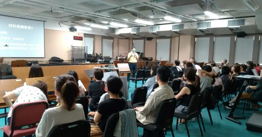 Dr. Su lecturing to the Taipei Chinese Orchestra
