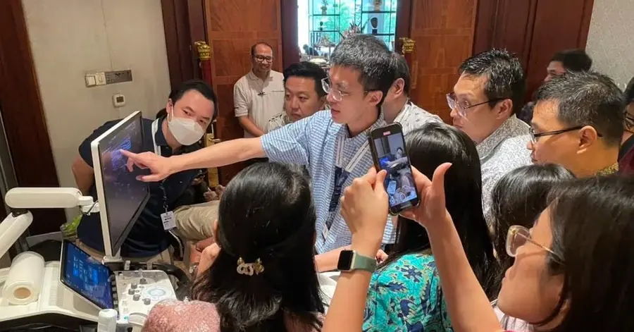 Dr. Su demonstrating ultrasound-guided injection at an overseas conference